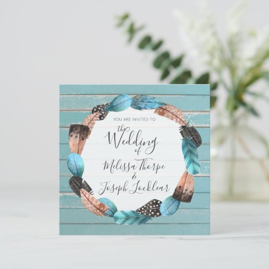 Rustieke Turquoise hout veren bruiloft uitnodiging (Staand voorkant)