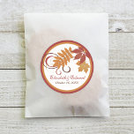 Rustieke vallende bladeren roest rood bruiloft mon ronde sticker<br><div class="desc">Rustieke en elegante ronde herfst thema bruiloft monogram gunst stickers. Onze "Falling Leaves" bruiloft briefpapier is voorzien van verzadigde herfst gebladerte en scrollen wervelingen. Kleuren zijn onder andere sinaasappel, koper, bruin, rood en goud. Response Kaart - Stijl 1: Response Kaart - Stijl 2 (inclusief entrée-opties): com com Response Briefkaart (adres...</div>
