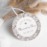 Rustieke Vintage bedoeld voor bijen honing bruilof Bedankjes Labels<br><div class="desc">Op maat ontworpen ronde bruiloft gunst labels met "Meant to Bee" op rustieke  roze rozen ontwerp. Personaliseer met de namen van bruiden en bruidegoms en trouwdatum. Bevestig op honing potten voor unieke DIY honing bruiloft gunsten / geschenken.</div>