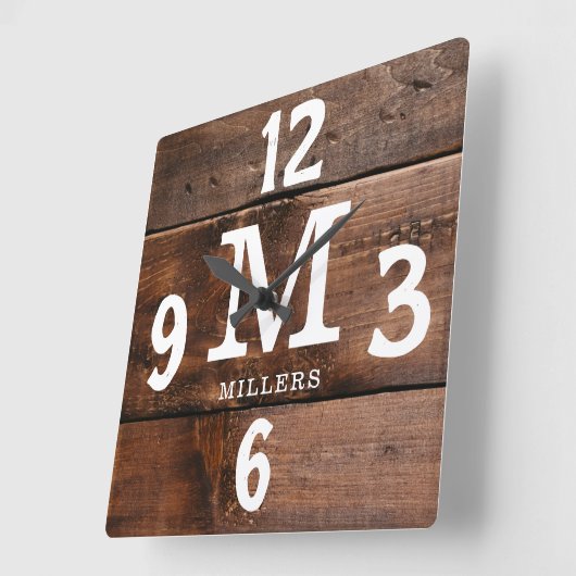Rustieke Walnoot Hout Familienaam Monogram Boerder Vierkante Klok (Hoek)