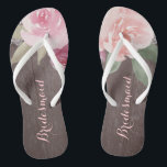 Rustieke waterverf bloemenbruidsmeisje bruiloft teenslippers<br><div class="desc">Romantische handgetekende waterverf pastel roze en perzik rozen bloemenontwerp met wit  kant op rustieke houtnerf achtergrond. Chique en elegante,  grote flip flop voor bruidsmeisje in vintage bruiloft,  rustieke bruiloft of country bruiloft in de lente. Bekijk hieronder alle overeenkomende stukken in collectie.</div>