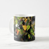 Rustieke waterverf herfstbladeren monogram koffiemok (Voorkant links)