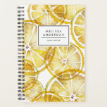 Rustieke Waterverf Lemon Slices Pattern Planner<br><div class="desc">Vrouwelijke aangepaste planner met waterverf illustraties van citroenschijfpatroon. Personaliseer door jouw naam of korte zin toe te voegen. Deze heldere citroen patroon planner zal perfect zijn als een persoonlijk geschenk. Overeenkomende objecten zijn beschikbaar.</div>