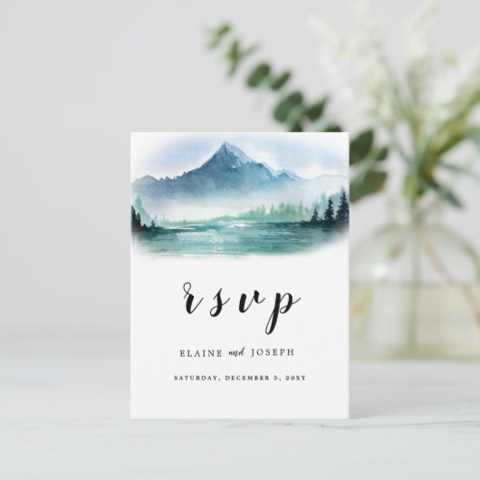 Rustieke Waterverf Pine Mountains Lake Wedding RSV Uitnodiging Briefkaart (Staand voorkant)