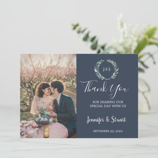 Rustieke waterverf verlaat monogram foto bruiloft bedankkaart (Staand voorkant)