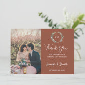 Rustieke waterverf verlaat monogram foto bruiloft bedankkaart (Staand voorkant)