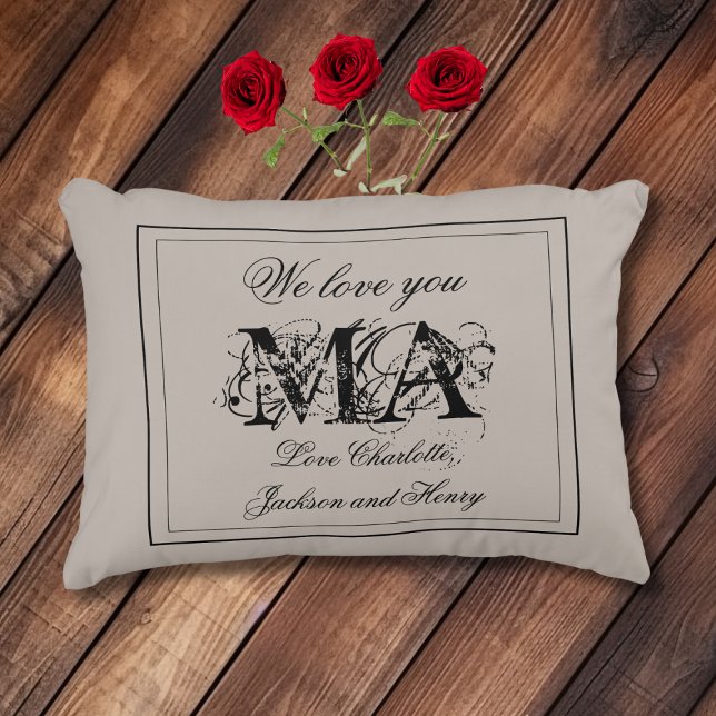 Rustieke 'We Love You MA' aangepaste familienamen Accent Kussen (Rustic 'We Love You MA' Custom Family Names, Black and Soft Gray Accent Pillow.)