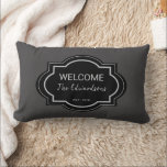 Rustieke welkom familienaam jaar vastgesteld kussen<br><div class="desc">Rustieke welkom familienaam jaar opgericht Lumbar Pillow. U kunt uw eigen tekst,  naam en jaar toevoegen om te personaliseren.</div>