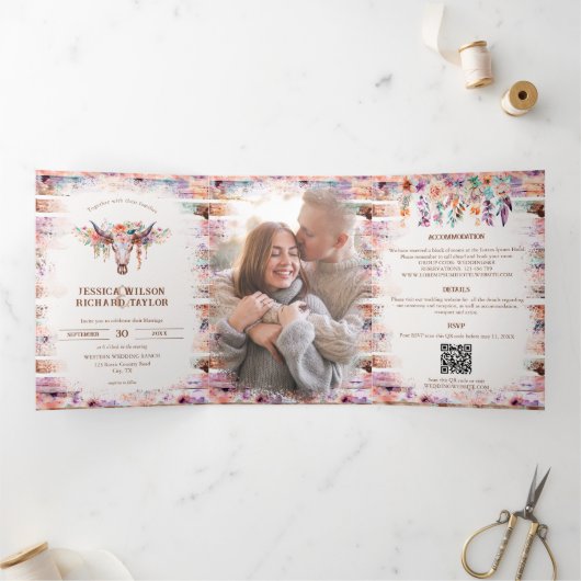 Rustieke Westerne Boho Floral Koe schedel Drieluik Uitnodiging (Binnen)