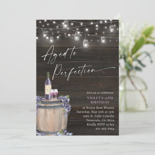 Rustieke wijngaard wijn verjaardag, verouderd tot kaart (Staand voorkant)