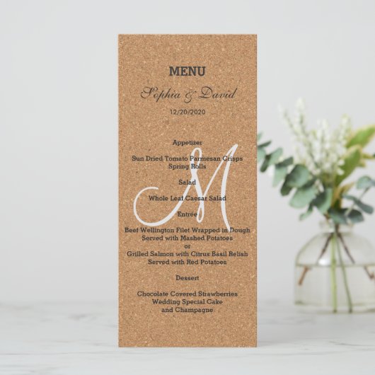 Rustieke wijnkurk trouwmenu met monogram menu (Staand voorkant)
