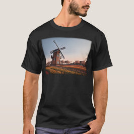 Rustieke windmolen en tulpenvelden zonsondergang t-shirt