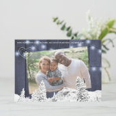 Rustieke winter blauwe schuur hout twinkle verlich feestdagenkaart (Staand voorkant)