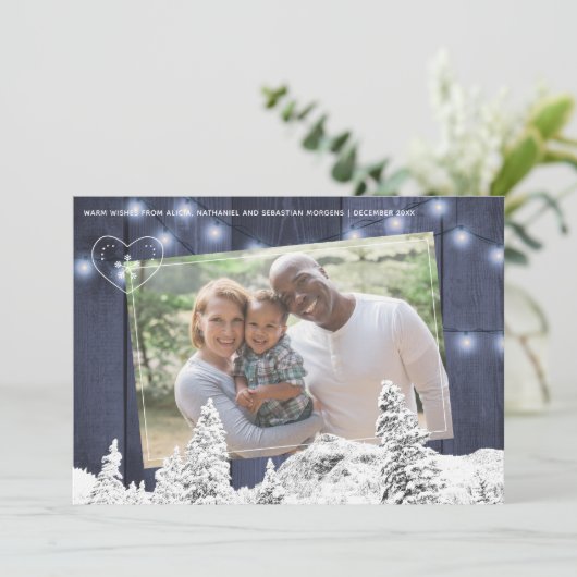 Rustieke winter blauwe schuur hout twinkle verlich feestdagenkaart (Staand voorkant)