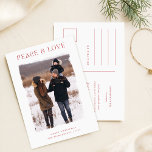 Rustieke Winter Groet Familie Foto Kerstmis Briefkaart<br><div class="desc">Vier het vakantieseizoen met onze rustieke wintergroet familie foto kerst Briefkaart. Met charmante rode typografie op een eenvoudige winterachtergrond, brengt dit briefkaart een warme, minimalistische touch aan uw vakantiewensen. Het gezellige familieportret, tegen een besneeuwd landschap in, brengt een oprechte boodschap van vrede en liefde over - perfect voor het verzenden...</div>