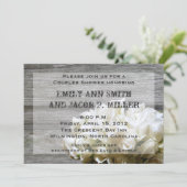 Rustieke witte bloemen koppels douche uitnodiginge kaart (Staand voorkant)