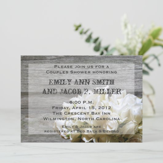 Rustieke witte bloemen koppels douche uitnodiginge kaart (Staand voorkant)