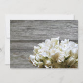 Rustieke witte bloemen koppels douche uitnodiginge kaart (Achterkant)