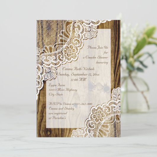 Rustieke witte kant op hout bruiloft koppels douch kaart (Staand voorkant)