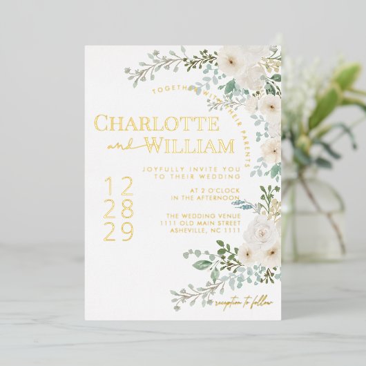 Rustieke witte rozen groen moderne bruiloft folie uitnodiging (Staand Voorkant)