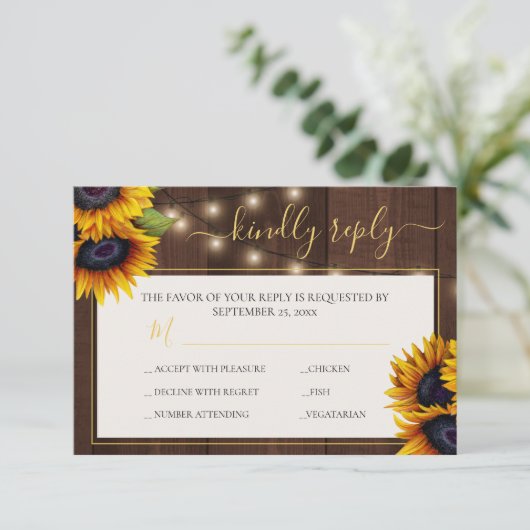Rustieke zonnebloem elegant gouden script hout bru RSVP kaartje (Staand voorkant)