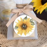 Rustieke zonnebloem, herfst bruiloft gunst ronde sticker<br><div class="desc">Deze charmante zonnebloem bruiloft ronde stickers zijn de perfecte finishing touch voor uw rustiek-thema bruiloften. Ontworpen met een prachtig zonnebloemmotief, belichamen deze stickers de warmte en levendigheid van de herfst- en zomerseizoenen. Elke sticker kan worden gepersonaliseerd met de initialen van de bruid en bruidegom, het toevoegen van een intiem en...</div>