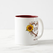 Rustieke Zonnebloem Monogram Huwelijk Hart Branch Tweekleurige Koffiemok (Voorkant rechts)