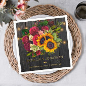 Rustieke zonnebloemen en bordeaux rozen houten bru servet