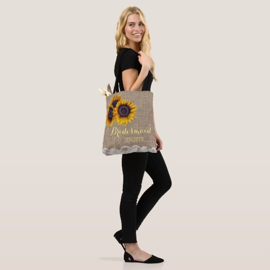 Rustieke zonnebloemen jute lace bruiloft bruidsmei tote bag (Op model)