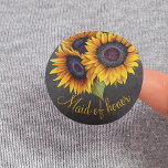 Rustieke zonnebloemen krijtbord meid van eer ronde button 5,7 cm<br><div class="desc">Bloemen rustieke meid van eer bruiloft knop met een zonnebloemen boeket op een donkergrijze krijtbord achtergrond.            Je kunt het personaliseren met jouw tekst!</div>