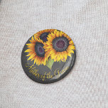 Rustieke zonnebloemen krijtbord moeder van de brui ronde button 5,7 cm<br><div class="desc">Bloemen rustieke moeder van de bruidegom trouwknop met een zonnebloemen boeket op een donkergrijze krijtbord achtergrond.            Je kunt het personaliseren met jouw tekst!</div>