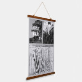 Rustieke zwart-wit foto van hout en ramen hangend wandkleed (Gebogen)