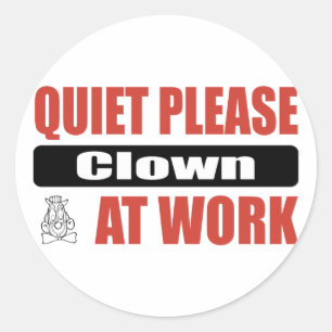 Rustig alsjeblieft clown op het werk ronde sticker