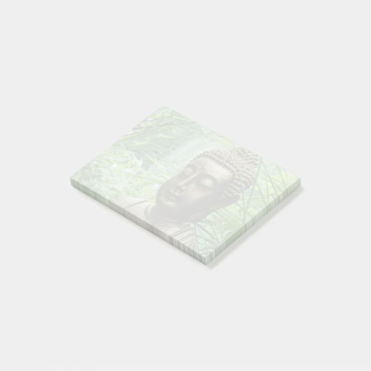 Rustig Boeddhabeeld in een weelderig groen bos Post-it® Notes (Schuin)