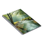Rustig boslandschap met heldere beekreflectie notitieboek (Rechterzijde)
