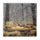 Rustig branden Yule Log in een besneeuwd bos Tegeltje (Voorkant)