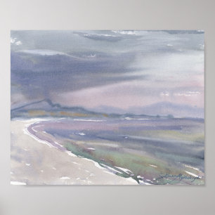 Rustig gebogen strand en grijs lucht aquarel poster