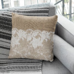 rustig land beige burlap en witte kant kussen<br><div class="desc">Rustische  traditionele landelijke boerderijachtige accentuerdecor kussen op beige faux burlap met een prachtige witte,  transparante kant met een bloempatroon en een rand.</div>