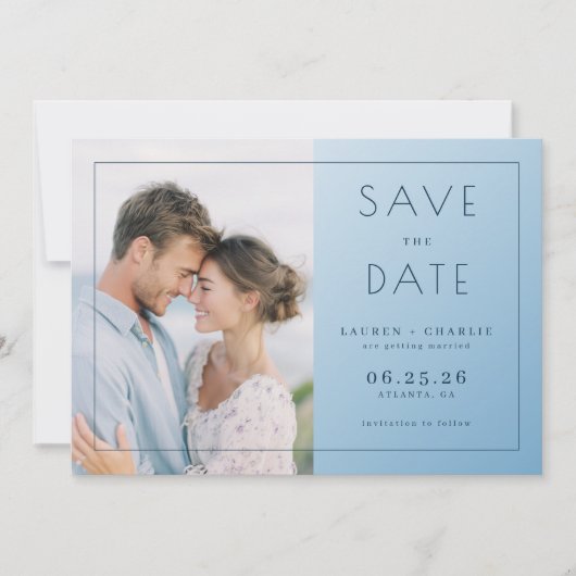 Rustig lichtblauw minimalistisch foto save the date (Voorkant)