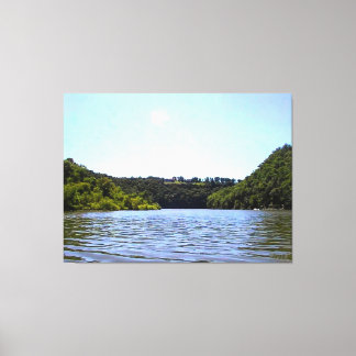 Rustig meer omringd door beboste heuvels canvas afdruk