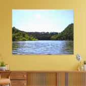 Rustig meer omringd door beboste heuvels canvas afdruk (Insitu (Woonkamer))