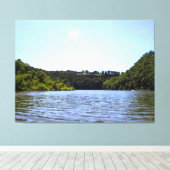 Rustig meer omringd door beboste heuvels canvas afdruk (Insitu (Houten vloer))