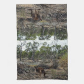 Rustig moment: Australische kangoeroe bij Billabon Theedoek (Verticaal)