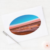 Rustig strand en golf – Zomerlijke kustsfeer Ovale Sticker (Envelop)