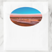 Rustig strand en golf – Zomerlijke kustsfeer Ovale Sticker (Tas)