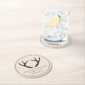 Rustige antler slaat de datum op ronde kartonnen onderzetter (Insitu)