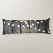 Rustige Barn Black Wood Gold String Lights Monogra Lichaamskussen (Achterkant)