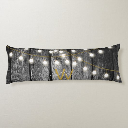 Rustige Barn Black Wood Gold String Lights Monogra Lichaamskussen (Achterkant)