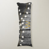 Rustige Barn Black Wood Gold String Lights Monogra Lichaamskussen (Voorkant Verticaal)