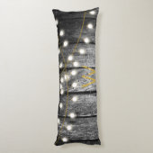 Rustige Barn Black Wood Gold String Lights Monogra Lichaamskussen (Achterkant (Verticaal))